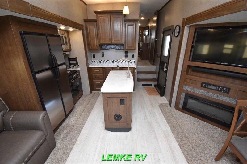 2020 Forest River Rockwood Signature Ultra Lite 8299SB   - Photo 5 - Rocklin, CA 95677