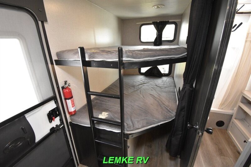 2021 Highland Ridge Mesa Ridge S-Lite 241BH   - Photo 15 - Rocklin, CA 95677