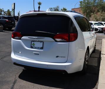 2018 Chrysler Pacifica Hybrid Limited   - Photo 16 - Tucson, AZ 85712