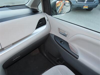 2017 Toyota Sienna LE 8-Passenger - Photo 17 - Santa Cruz, CA 95062
