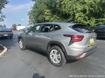 2025 Chevrolet Trax LS - Photo 2 - Newport, KY 41071