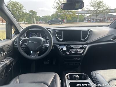 2025 Chrysler Pacifica Select   - Photo 7 - Newport, KY 41071
