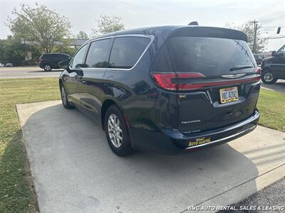 2025 Chrysler Pacifica Select   - Photo 2 - Newport, KY 41071