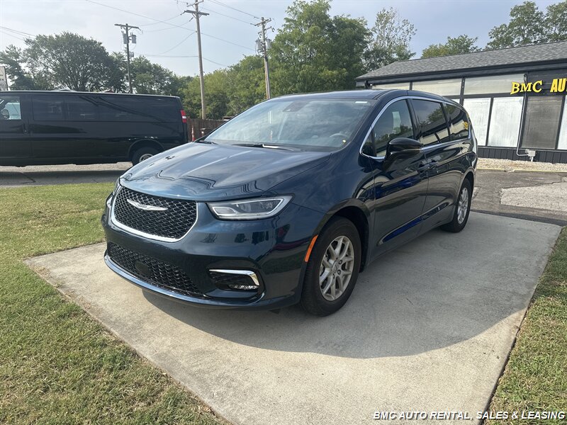 2025 Chrysler Pacifica Select   - Photo 1 - Newport, KY 41071