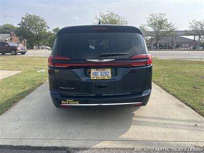2025 Chrysler Pacifica Select   - Photo 5 - Newport, KY 41071