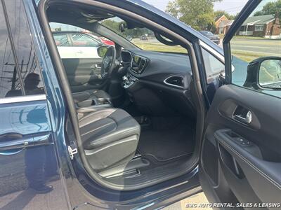 2025 Chrysler Pacifica Select   - Photo 10 - Newport, KY 41071
