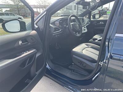 2025 Chrysler Pacifica Select   - Photo 6 - Newport, KY 41071