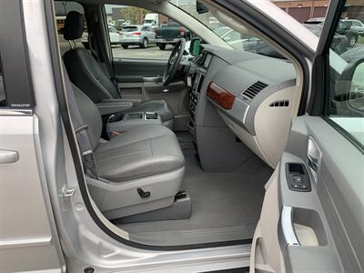 2008 Chrysler Town and Country Touring   - Photo 12 - Palatine, IL 60074