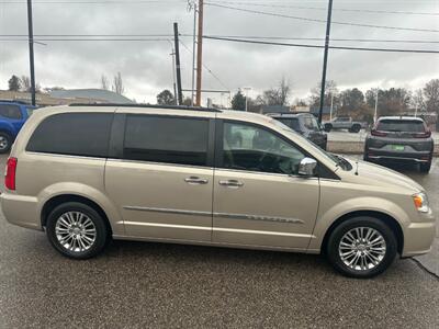2015 Chrysler Town & Country Touring-L   - Photo 2 - Clearfield, UT 84015