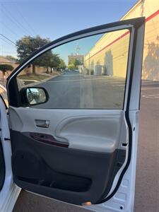 2012 Toyota Sienna XLE 7-Passenger   - Photo 28 - Sacramento, CA 95825