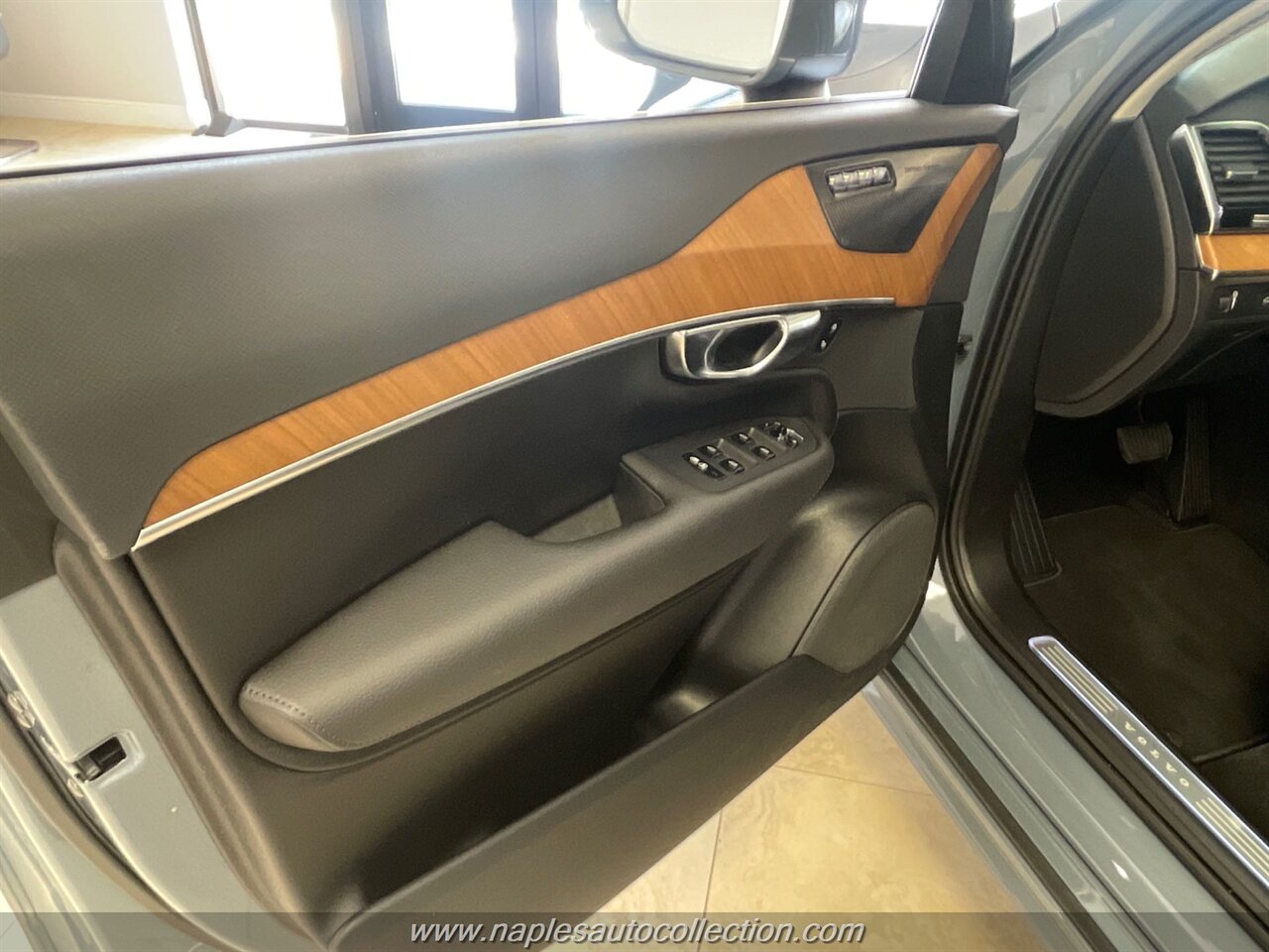 2022 Volvo XC90 T6 Momentum 7-Passenger   - Photo 9 - Fort Myers, FL 33967