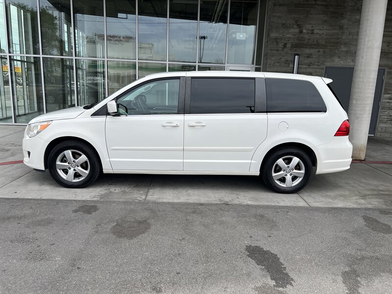 2010 Volkswagen Routan SE  