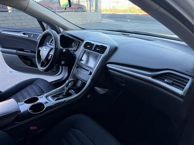 2013 Ford Fusion Hybrid SE   - Photo 16 - Tarzana, CA 91356