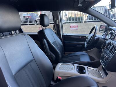 2019 Dodge Grand Caravan SXT   - Photo 13 - Tarzana, CA 91356