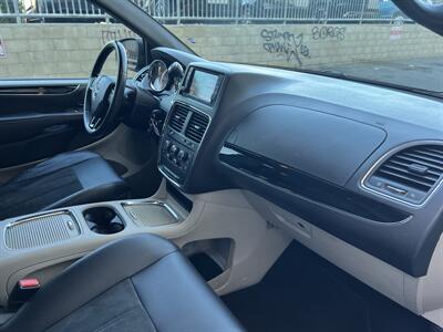 2019 Dodge Grand Caravan SXT   - Photo 12 - Tarzana, CA 91356