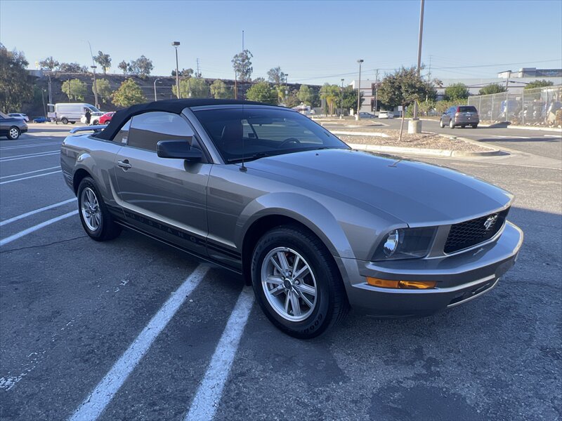 2005 Ford Mustang V6 Deluxe  