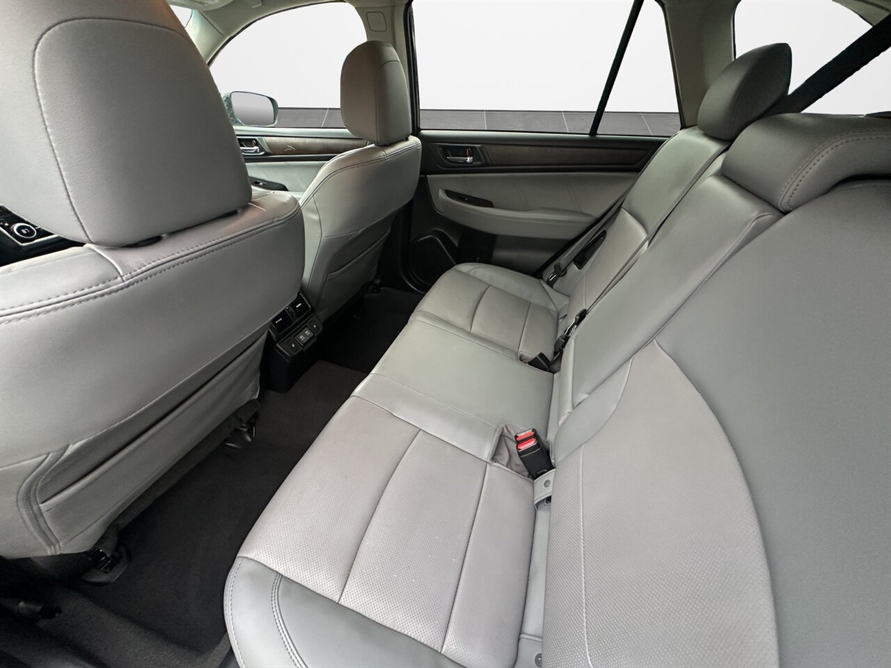 2019 Subaru Outback 2.5i Limited  AWD, Very Good Shape! Fully Serviced! - Photo 8 - Post Falls, ID 83854