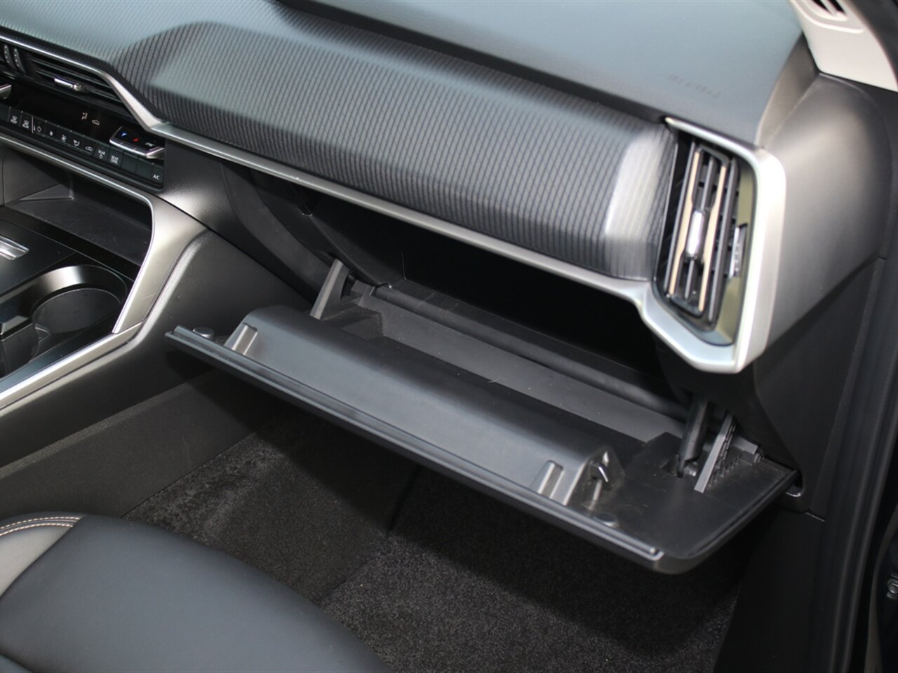 2024 Mazda CX-90 3.3 Turbo Select 3 rows of seats, 4k miles! *****JD Power current value is $28,950 minus $4,050 in SAVINGS! = $24,900 OUR AMAZING LOW PRICE!**** - Photo 8 - Post Falls, ID 83854