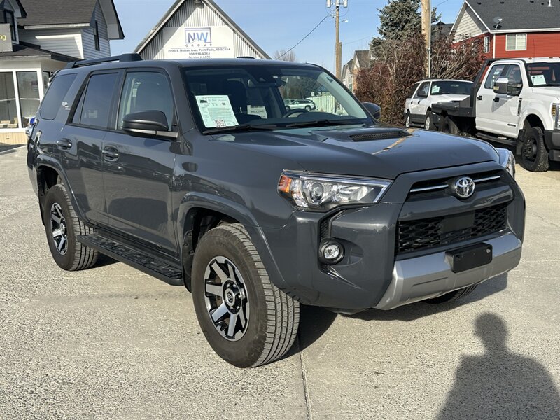 2024 Toyota 4Runner TRD Off-Road.  New Tires, Clean Carfax, 4x4, Great Adventure SUV!