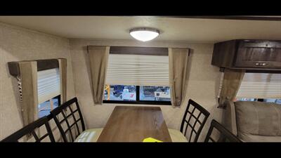 2018 FOREST RIVER VIBE 288RLS   - Photo 32 - Aurora, MO 65605