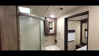 2018 FOREST RIVER VIBE 288RLS   - Photo 35 - Aurora, MO 65605