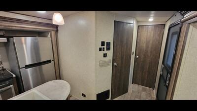 2018 FOREST RIVER VIBE 288RLS   - Photo 14 - Aurora, MO 65605