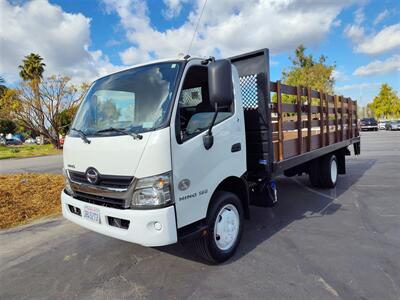 2019 HINO 195 STAKE BED 5.1L DIESEL, 20FT BED,  W/PWR LFT GATE!