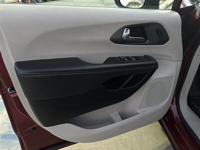 2023 Chrysler Pacifica Touring L   - Photo 7 - Stanton, CA 90680
