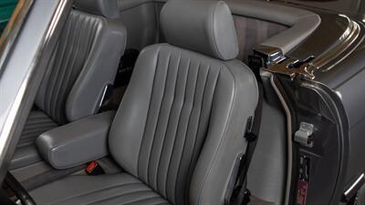 1988 Mercedes-Benz 560 SL   - Photo 43 - Boca Raton, FL 33432