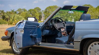 1989 Mercedes-Benz 560 SL   - Photo 13 - Boca Raton, FL 33432