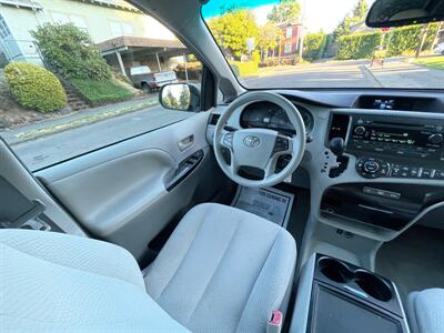 2013 Toyota Sienna LE 7-Passenger Auto Access Seat   - Photo 17 - Portland, OR 97202