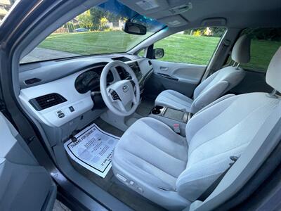 2013 Toyota Sienna LE 7-Passenger Auto Access Seat   - Photo 7 - Portland, OR 97202