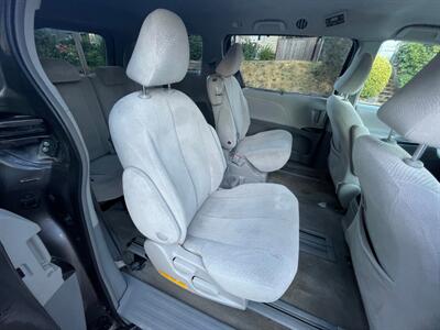 2013 Toyota Sienna LE 7-Passenger Auto Access Seat   - Photo 11 - Portland, OR 97202