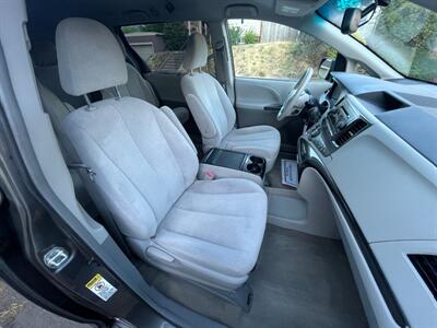 2013 Toyota Sienna LE 7-Passenger Auto Access Seat   - Photo 10 - Portland, OR 97202