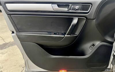 2012 Volkswagen Touareg TDI Sport   - Photo 10 - Portland, OR 97218