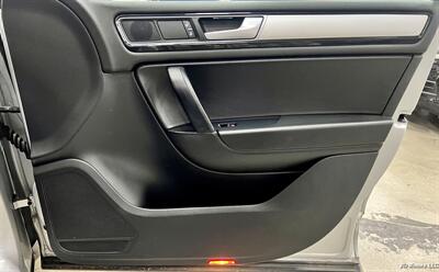 2012 Volkswagen Touareg TDI Sport   - Photo 18 - Portland, OR 97218