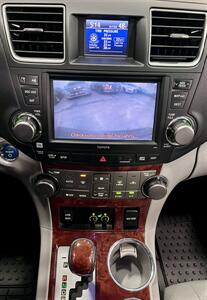 2012 Toyota Highlander Hybrid Limited - Photo 15 - Portland, OR 97218