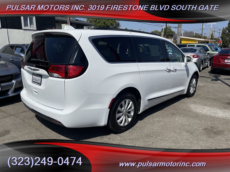 2017 Chrysler Pacifica Touring-L photo