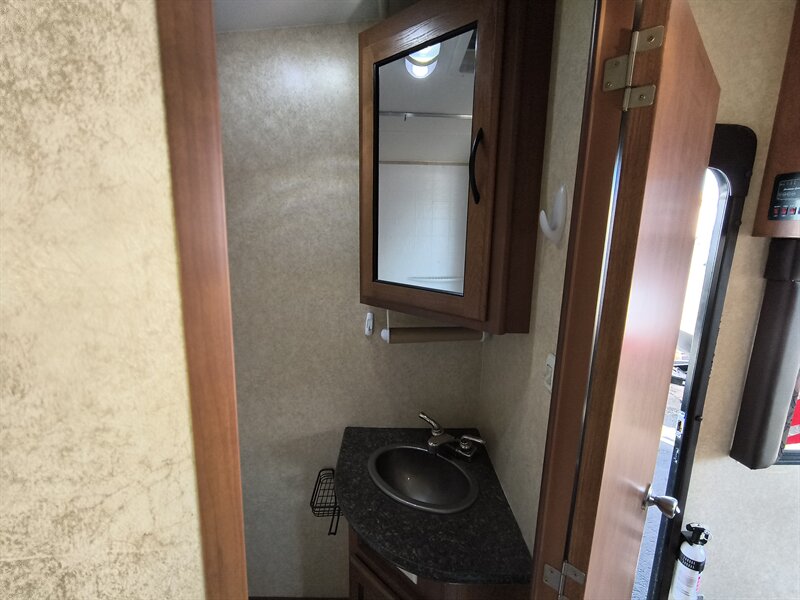 2015 Pacific Coachworks POWERLITE 19EX - Photo 22 - Reno, NV 89511