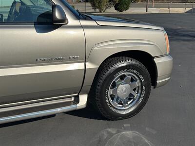 2002 Cadillac Escalade EXT V8 6.0L Vortec AWD Low Miles ONE OWNER - Photo 13 - Sacramento, CA 95826