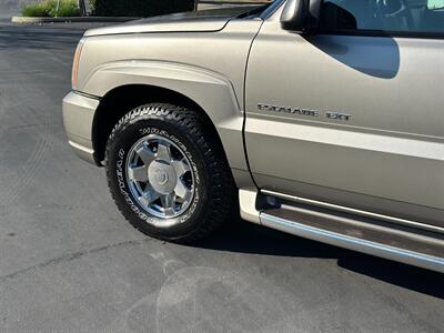 2002 Cadillac Escalade EXT V8 6.0L Vortec AWD Low Miles ONE OWNER - Photo 11 - Sacramento, CA 95826