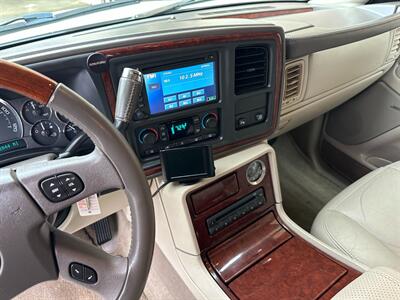 2005 Cadillac Escalade AWD 6.0L LOW MILES - Photo 23 - Sacramento, CA 95826