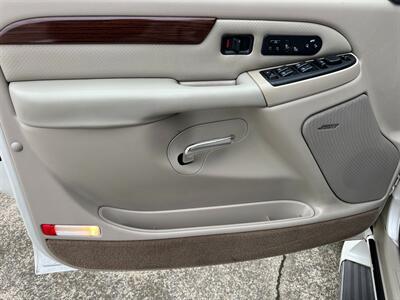 2005 Cadillac Escalade AWD 6.0L LOW MILES - Photo 14 - Sacramento, CA 95826