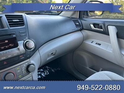 2012 Toyota Highlander SE V6  With Back up Camera & Third Row Seating - Photo 14 - Irvine, CA 92614