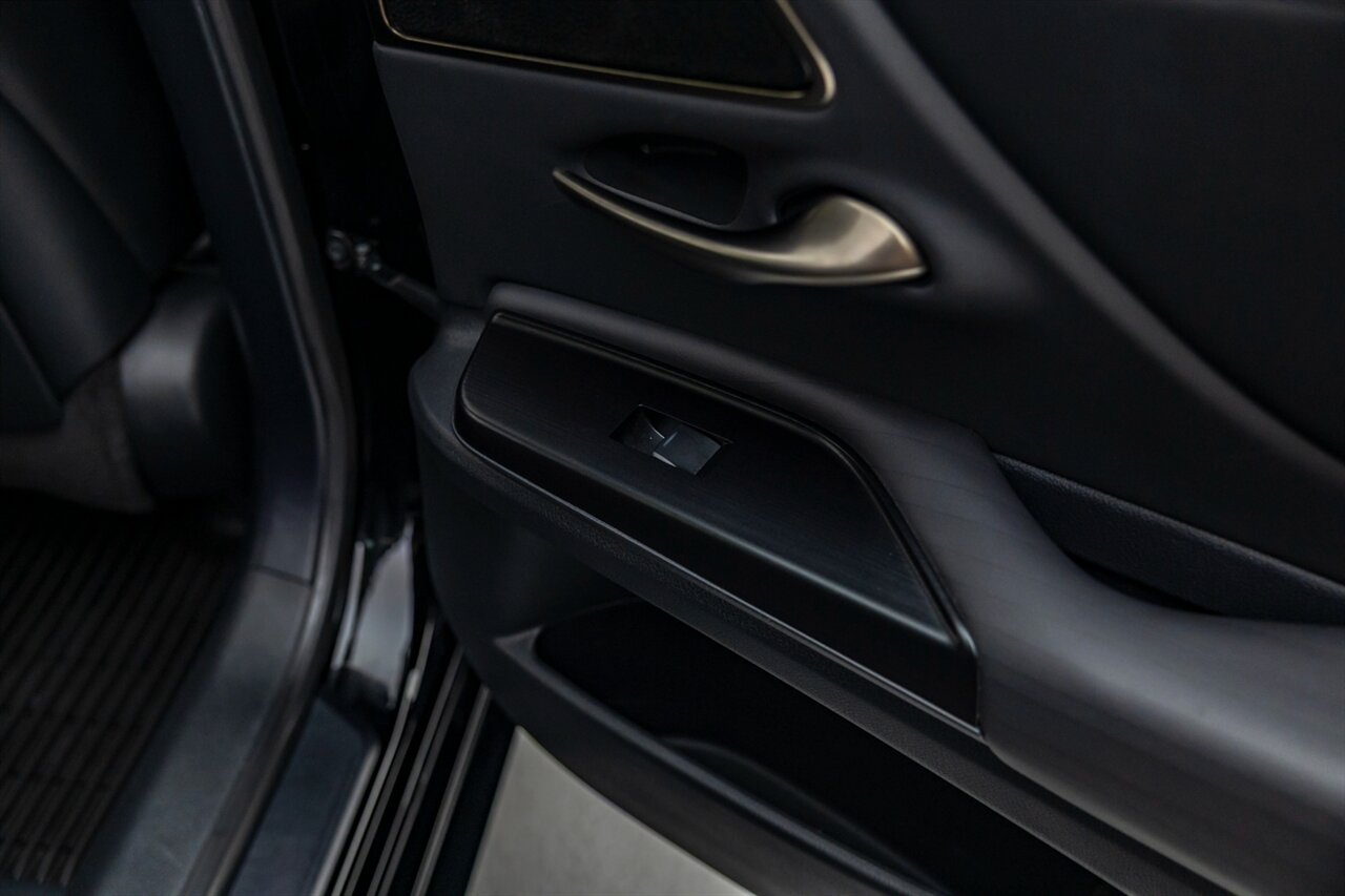 2020 Lexus ES 300h Luxury   - Photo 49 - Springfield, MO 65802