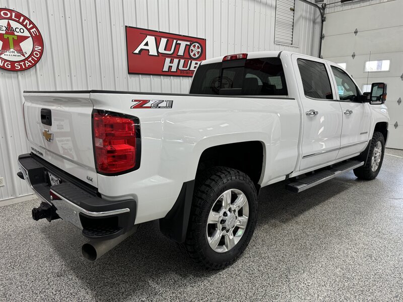 2018 Chevrolet Silverado 2500 LTZ   - Photo 8 - Rochelle, IL 61068