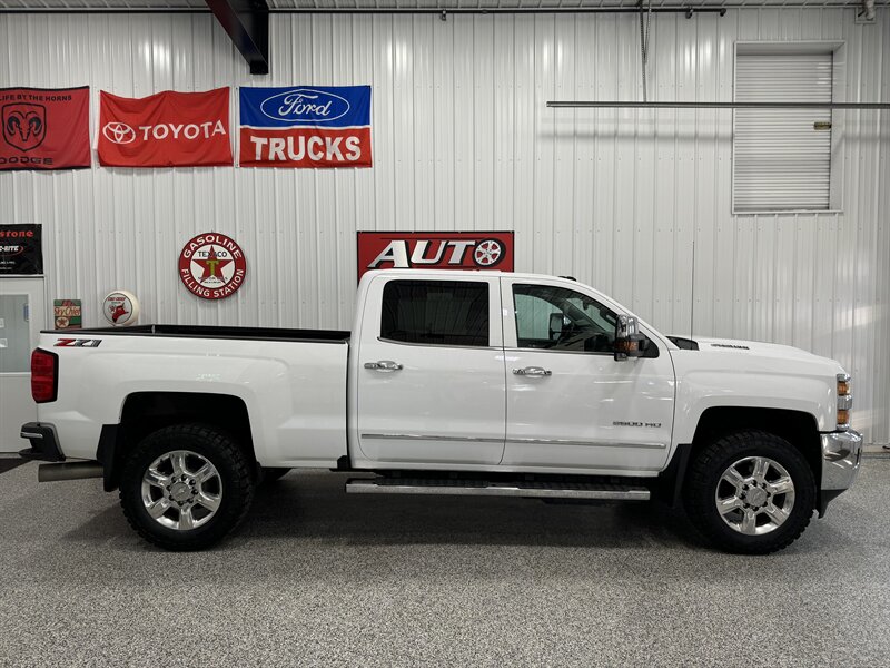 2018 Chevrolet Silverado 2500 LTZ   - Photo 10 - Rochelle, IL 61068