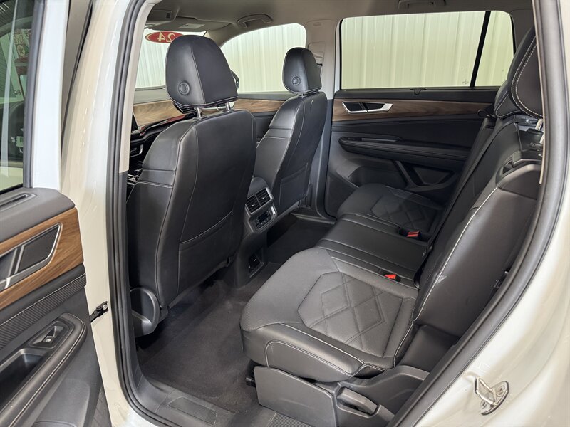2024 Volkswagen Atlas SE 4Motion   - Photo 12 - Rochelle, IL 61068