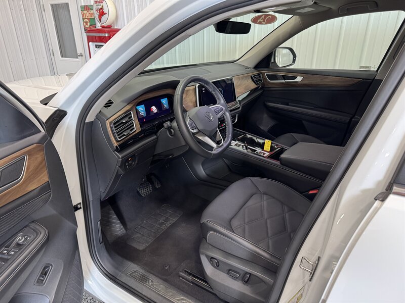 2024 Volkswagen Atlas SE 4Motion   - Photo 6 - Rochelle, IL 61068