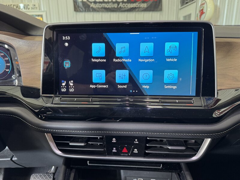 2024 Volkswagen Atlas SE 4Motion   - Photo 10 - Rochelle, IL 61068